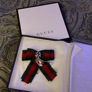 Gucci bow brooch